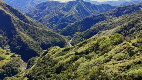 Imágenes-De-Drones-De-Un-Valle-Con-Jungla-En-Luzón,-Norte-De-Filipinas