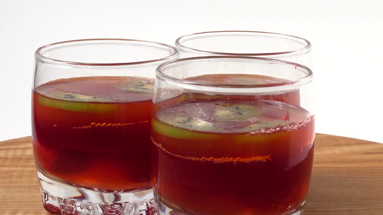 Geleia de frutas vermelhas. Captura em movimento.