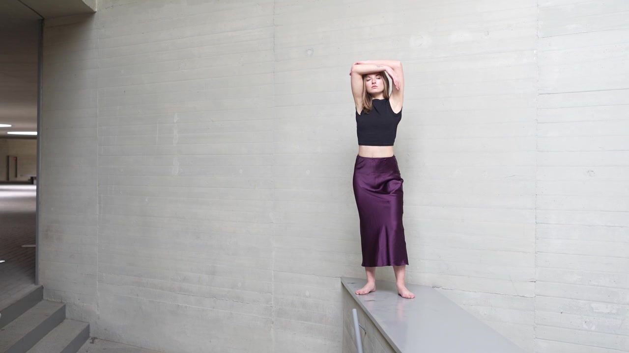 Esplorando pose di danza artistiche sullo sfondo di moderne strutture architettoniche.