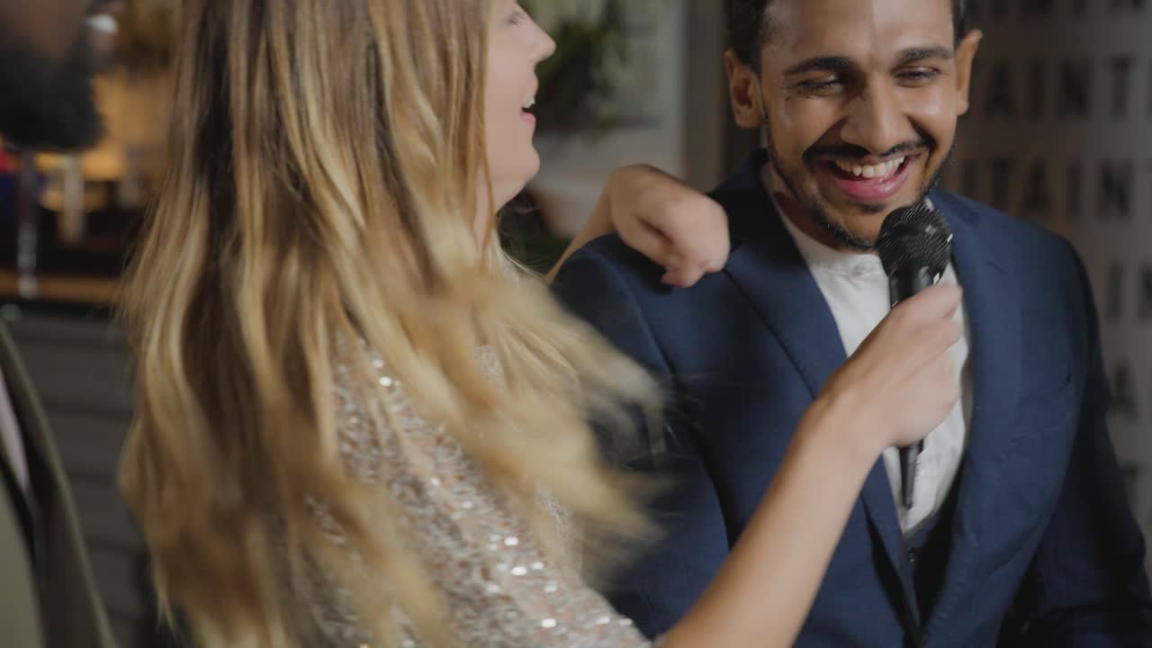 foto de seguimiento de amigos cantando karaoke en un bar