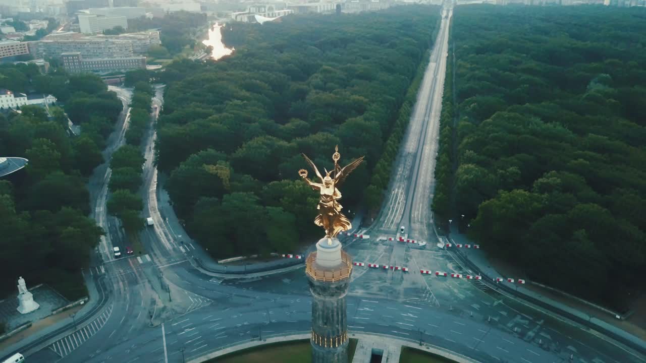 antena de drones cerca de la columna de la victoria de berlín durante el amanecer