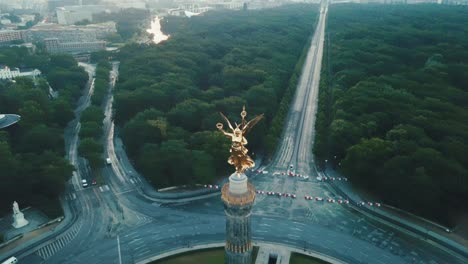 Drohnenantenne-Nahaufnahme-Der-Berliner-Siegessäule-Bei-Sonnenaufgang