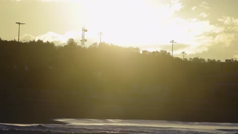 Silhouette-Einiger-Bäume-Mit-Schönem-Sonnenuntergang-An