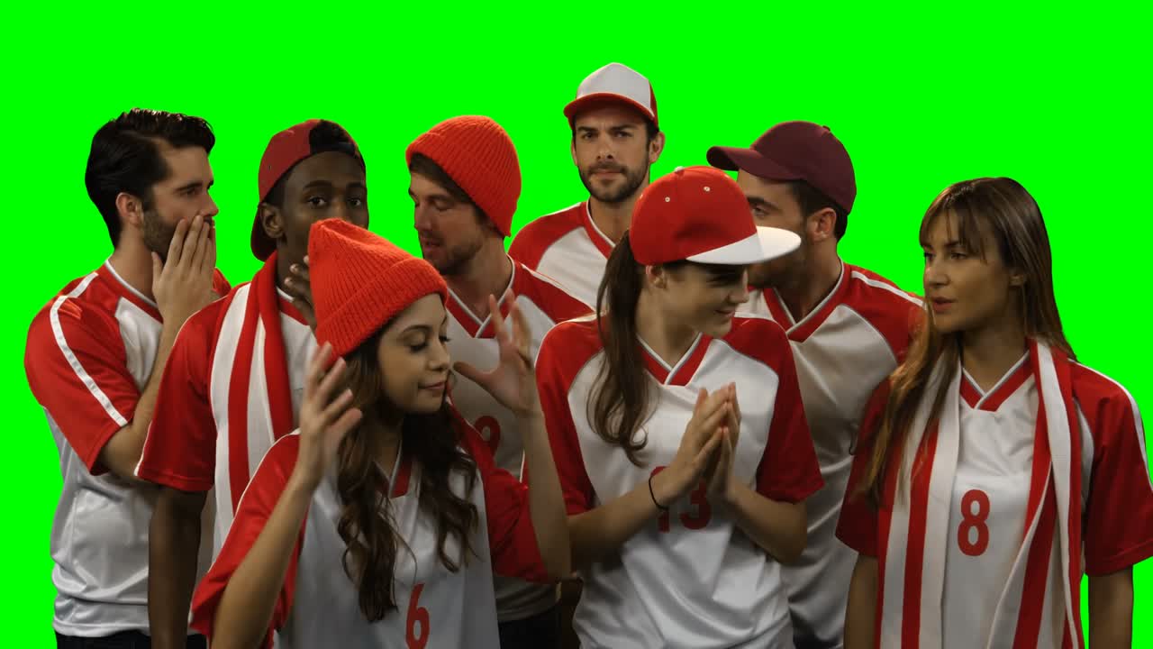 grupo de amigos viendo un partido de fútbol