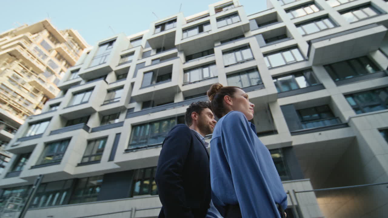 두 명의 성공적인 파트너가 서 있습니다.