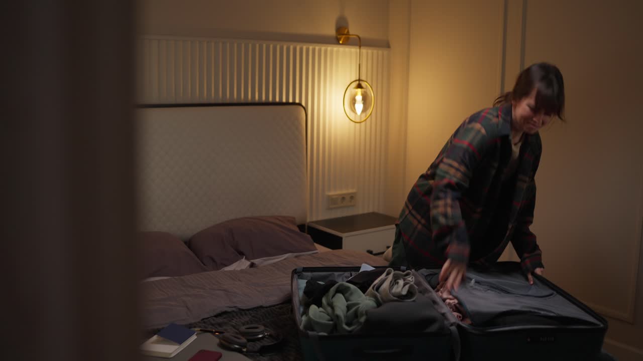 Donna che prepara la valigia in camera da letto
