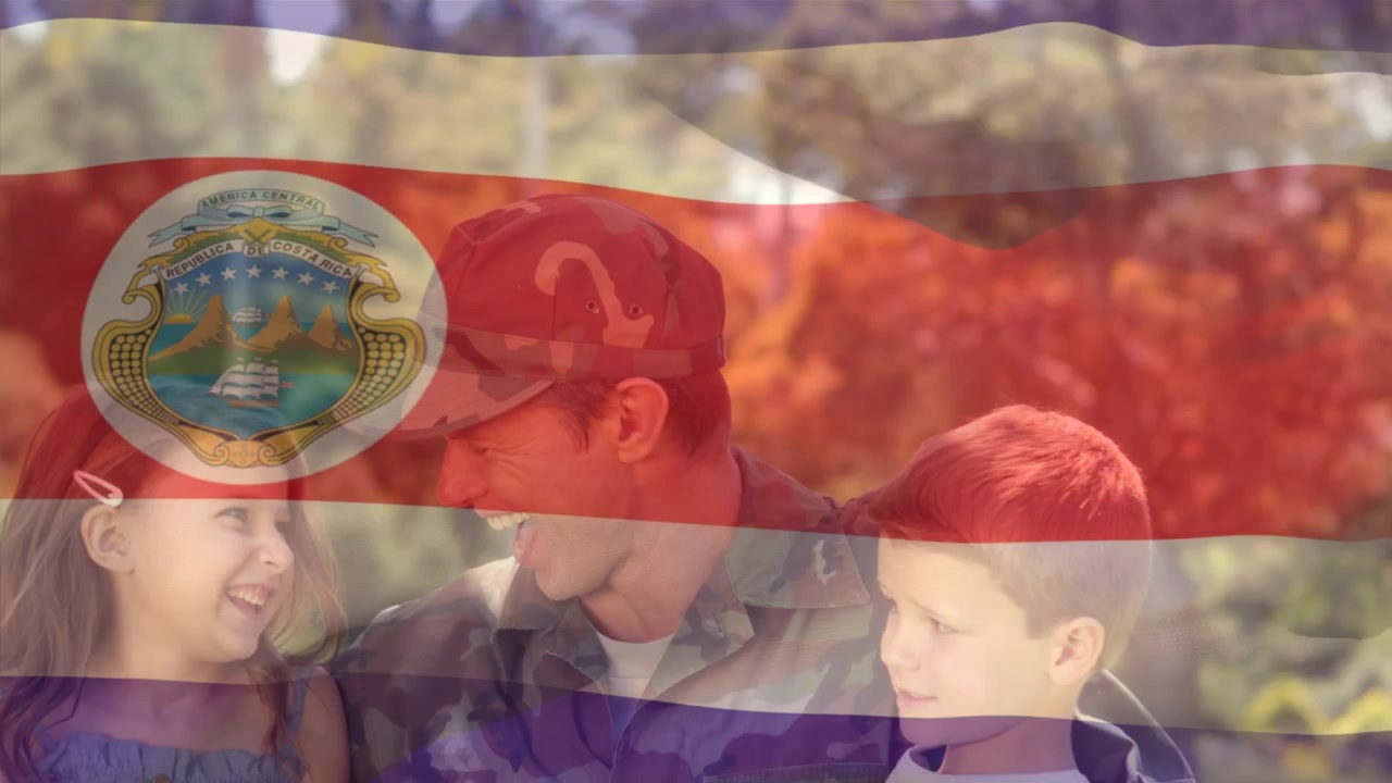 Animazione della bandiera della Costa Rica su un felice padre soldato caucasico che abbraccia figlio e figlia.