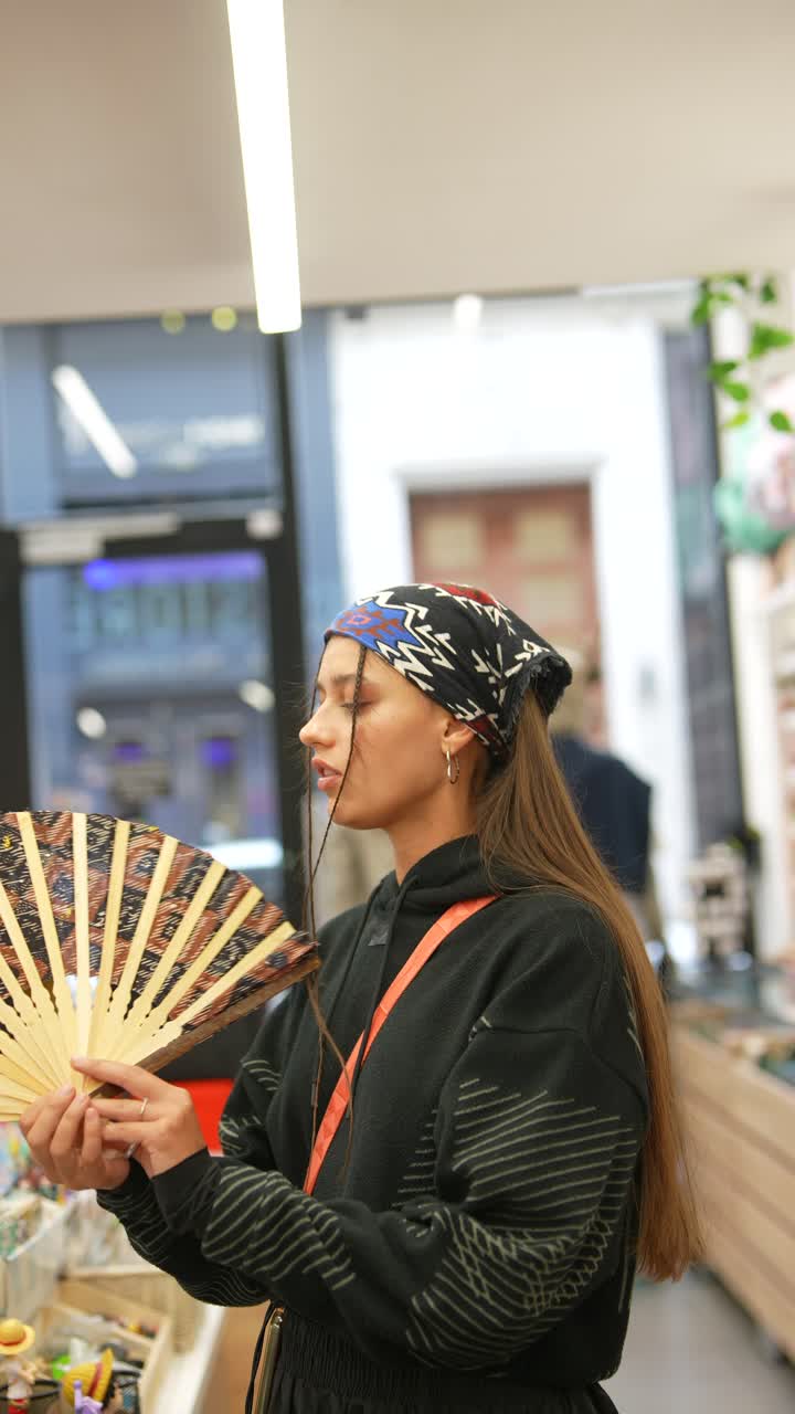 adolescente con un ventilador de mano