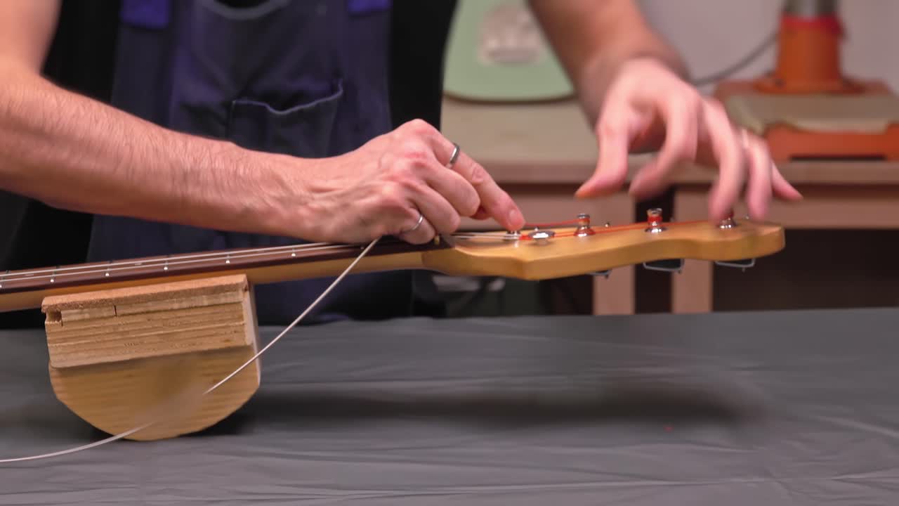 튜닝 머신 포스트를 통해 새 기타 줄 넣기