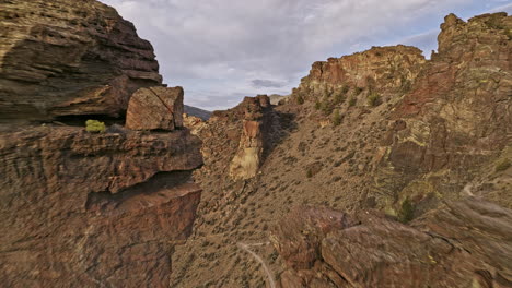 Terrebonne-Oregon-Aerial-V51-Low-Flyover-Smith-Rock-State-Park-Fängt-Naturlandschaft-Und-Einzigartige-Markante-Felssäule-Mit-Markanter-Affengesichtsform-Ein-–-Aufgenommen-Mit-Mavic-3-Cine-–-August-2022