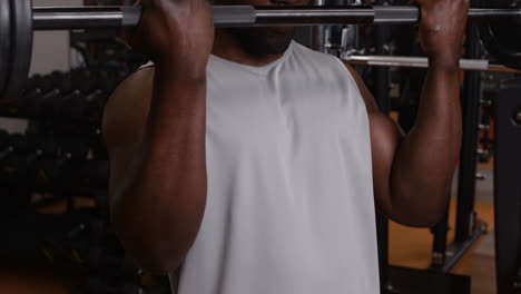 hombre trabajando en un gimnasio