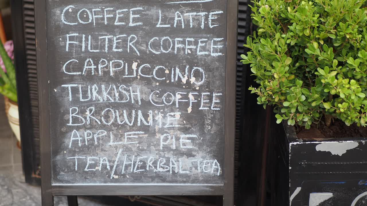 커피, 차, 디저트 옵션 이 있는 칠판 메뉴