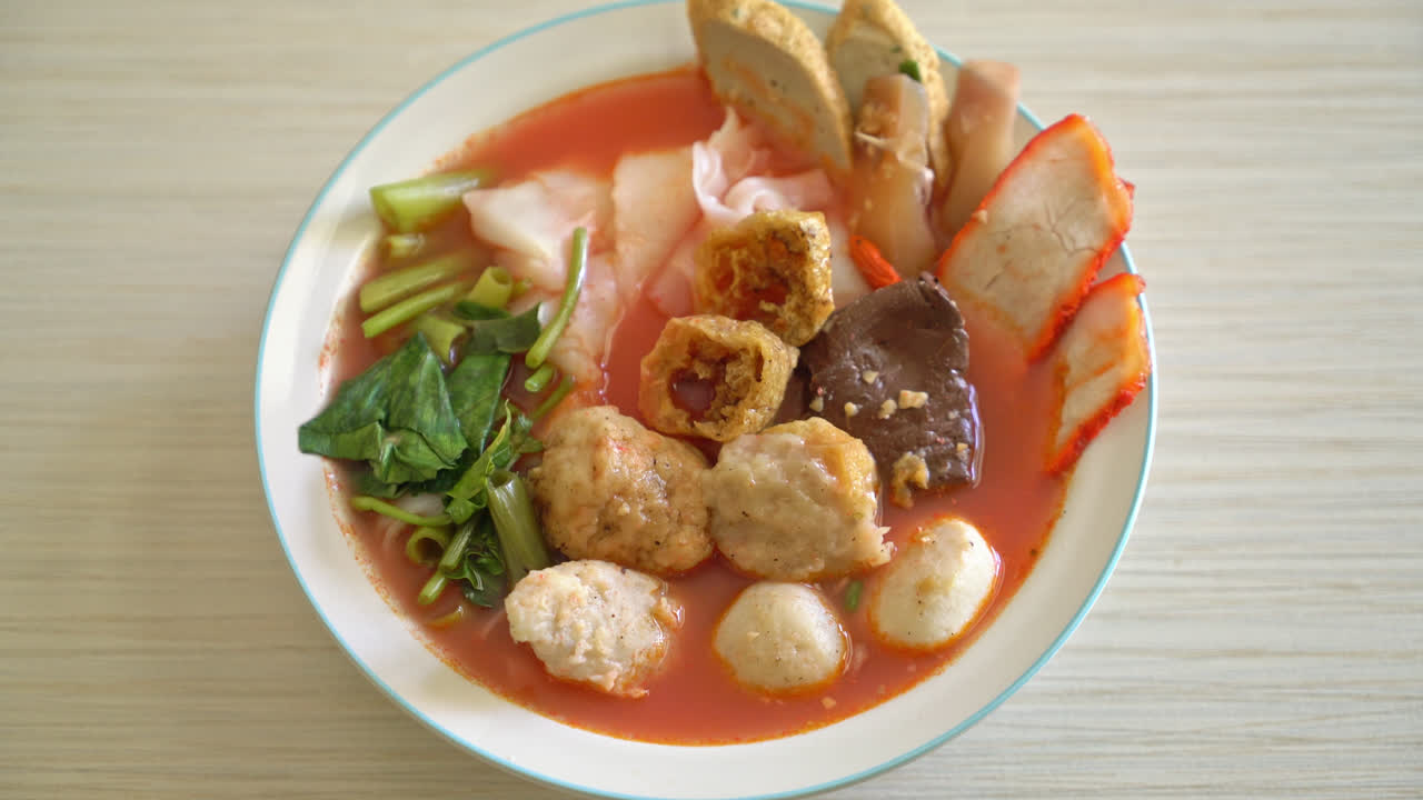 분홍색 수프에 미트볼이 든 국수 또는 아시아 스타일의 엔타 4면