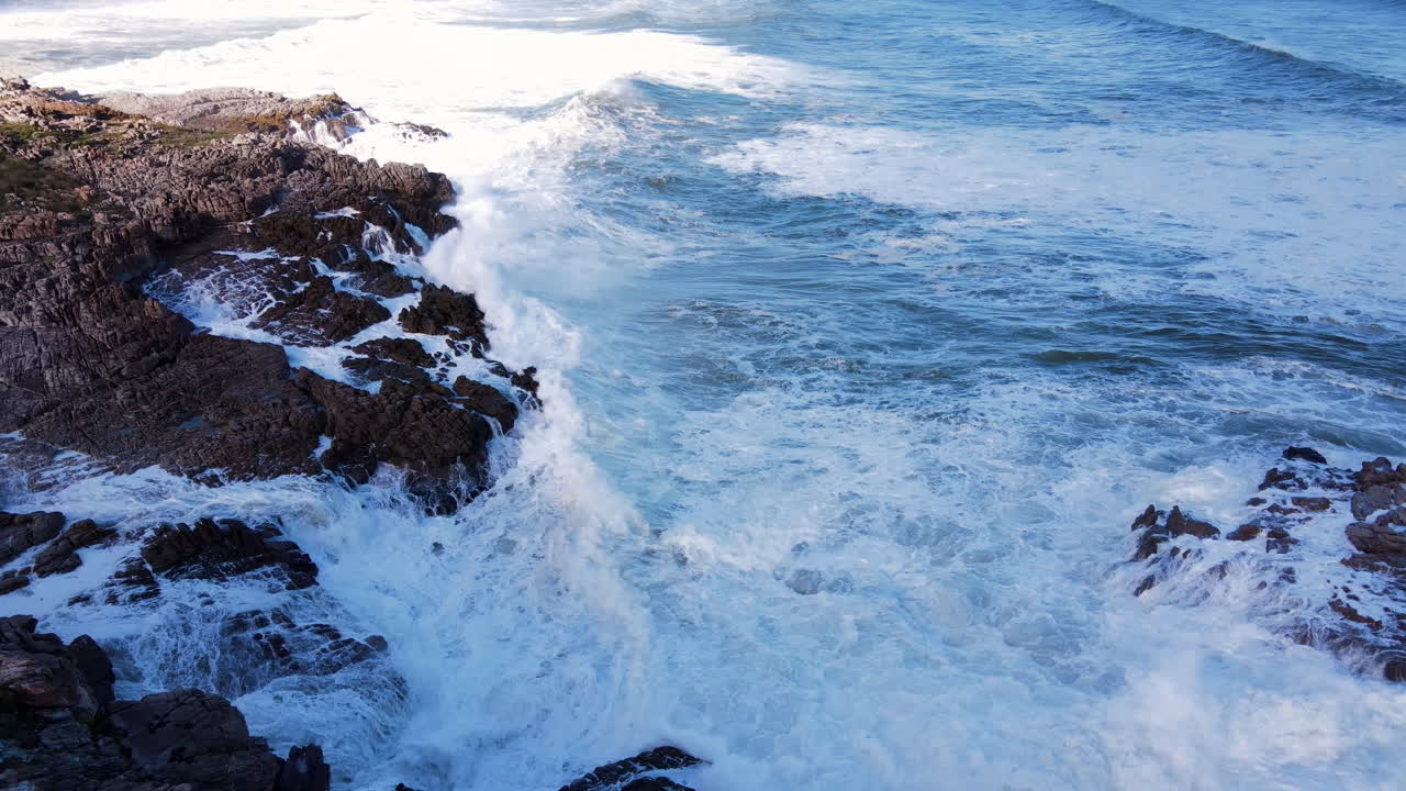 la cal blanca creada en la costa a medida que las olas del océano se elevan contra las rocas dentadas