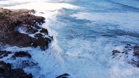 Encalado-Creado-En-La-Costa-Cuando-Las-Olas-Del-Océano-Golpean-Contra-Rocas-Irregulares