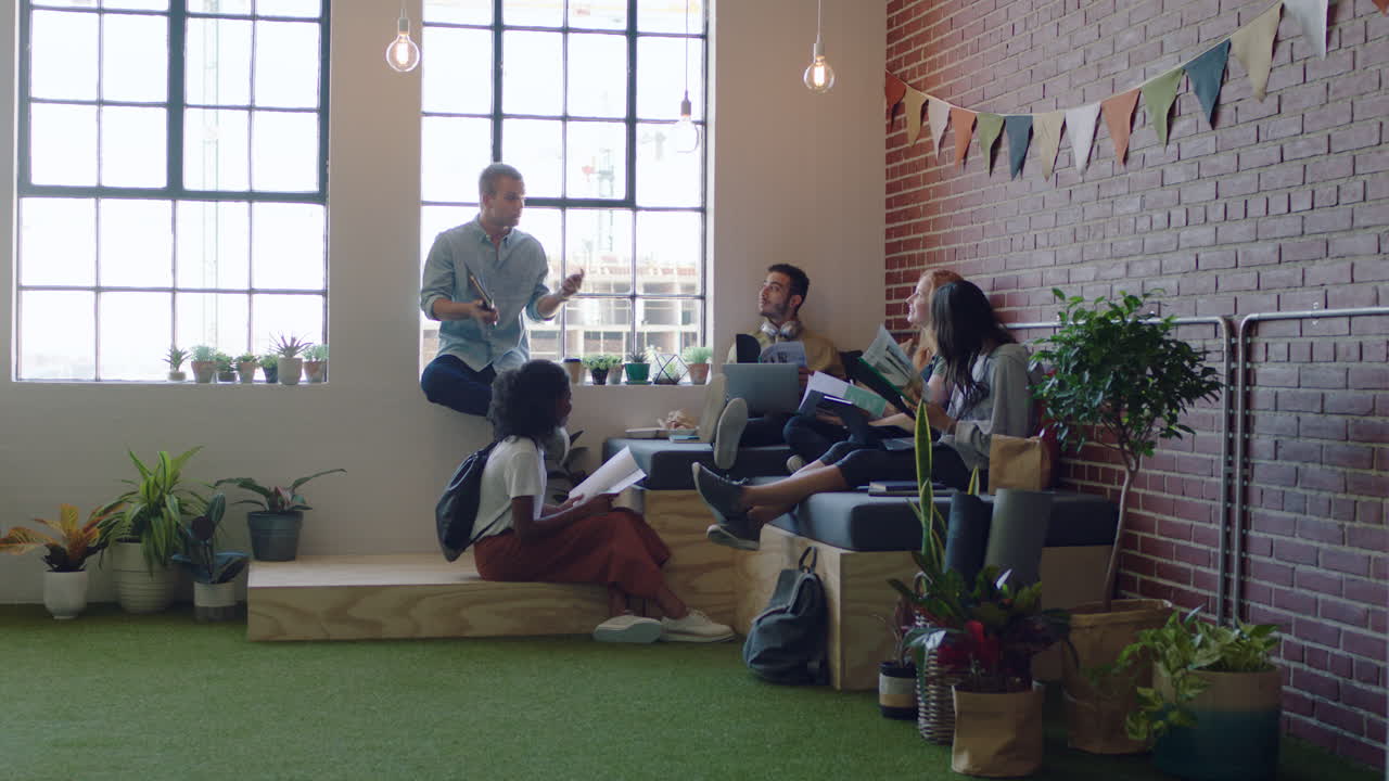 jóvenes empresarios diversos haciendo lluvia de ideas líder de equipo empresario compartiendo ideas colegas trabajando juntos en proyectos corporativos leyendo documentos en el lugar de trabajo moderno de la oficina
