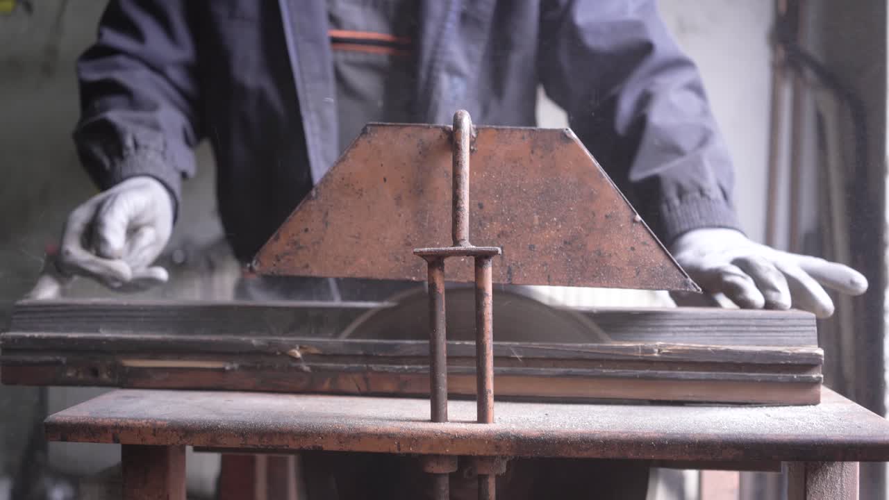 Cutting peas of wood on circular saw