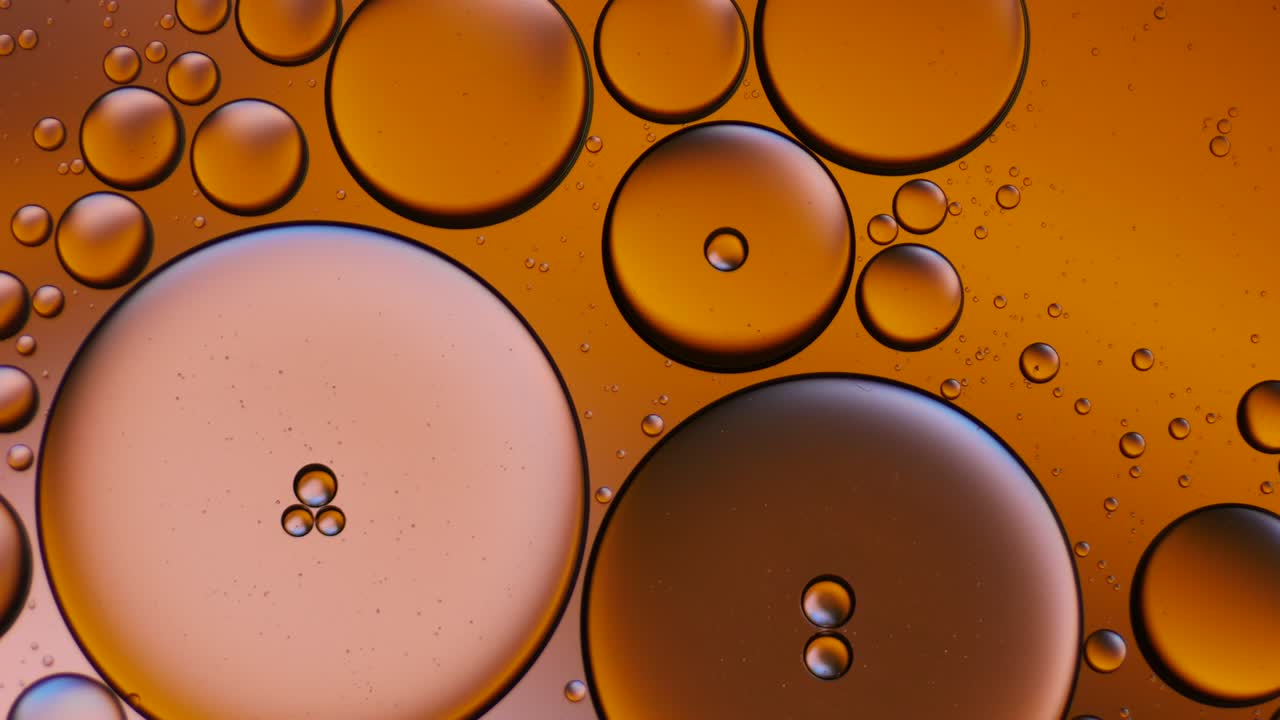 물 위에 떠다니는 기름방울의 다채로운 예술적.