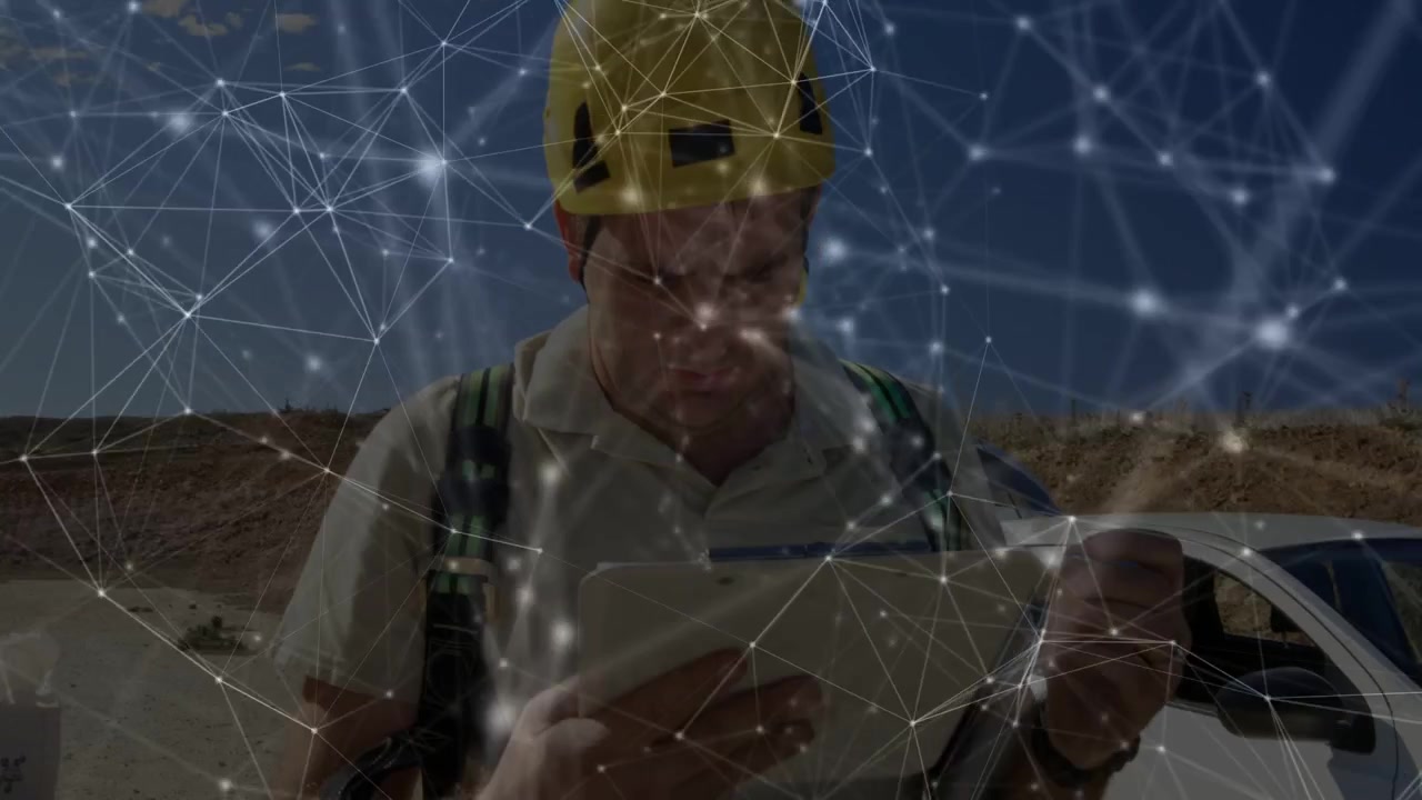 En netværksoverlejring viser en feltingeniør med sikkerhedshjelm, der læser på en tablet og tjekker turbinedata.