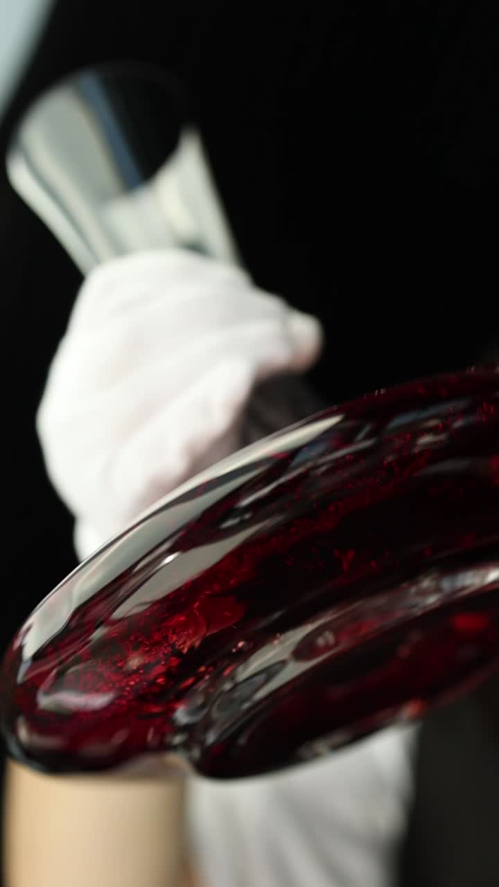 Processo di decantazione del vino