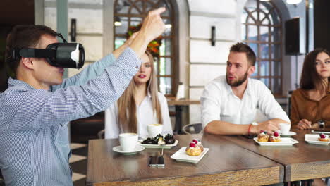 Team-Von-Entwicklern,-Die-Während-Eines-Geschäftstreffens-Mit-Virtual-Reality-Brillen-Arbeiten.-Junge-Geschäftskollegen-Beim-Brainstorming-Mit-VR-Brillen