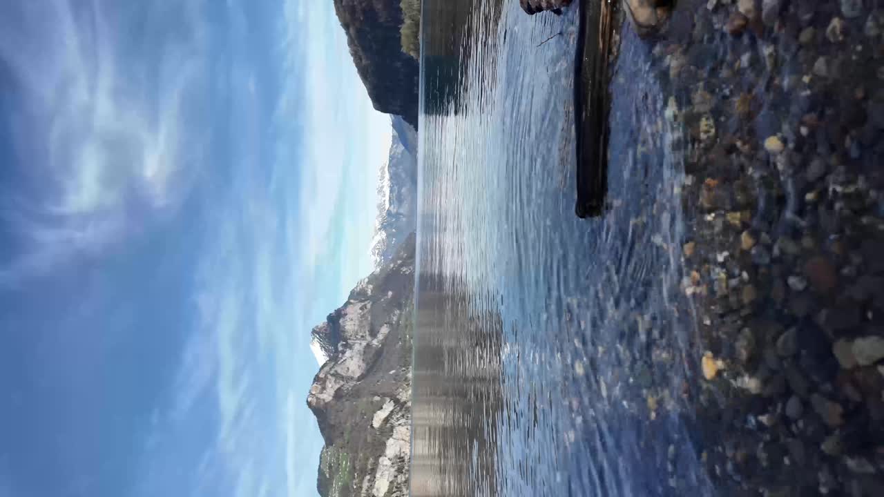 video de bajo nivel vertical de agua clara de un lago, fondos de los alpes suizos