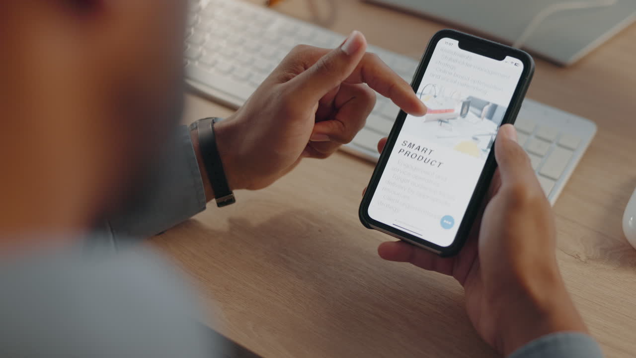 primer plano, manos y hombre con teléfono inteligente