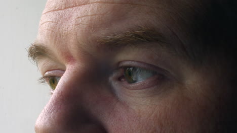 los ojos de un hombre se cierran