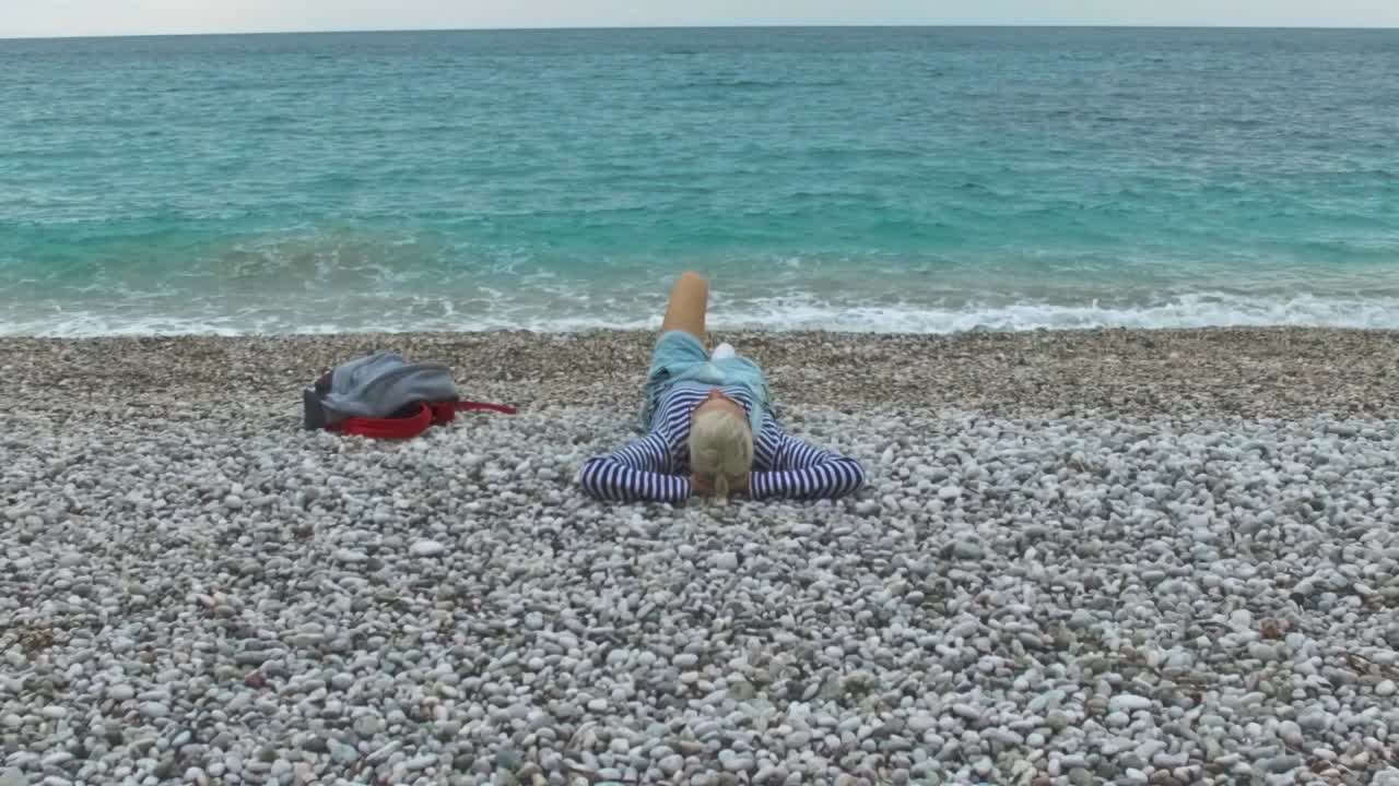 바위 해변에서 휴식을 취하고 있습니다.