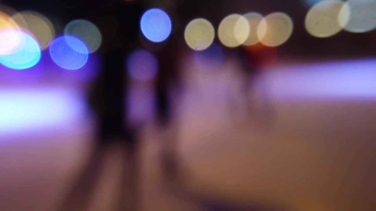 Persone pattinano su una pista. Sfuocato.