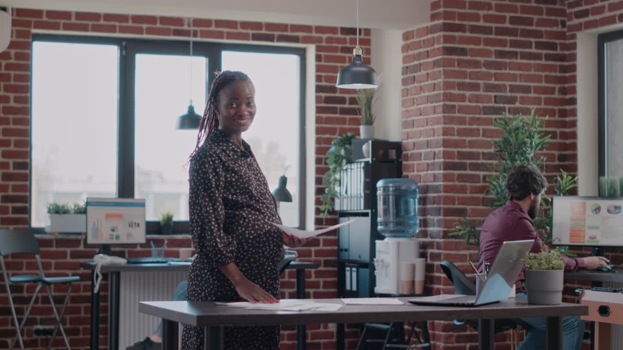 Portrett av gravid kvinne som jobber med forretningsprosjekt