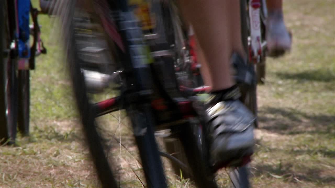 거친 코스 지형에서 수십 명의 바이커 경주