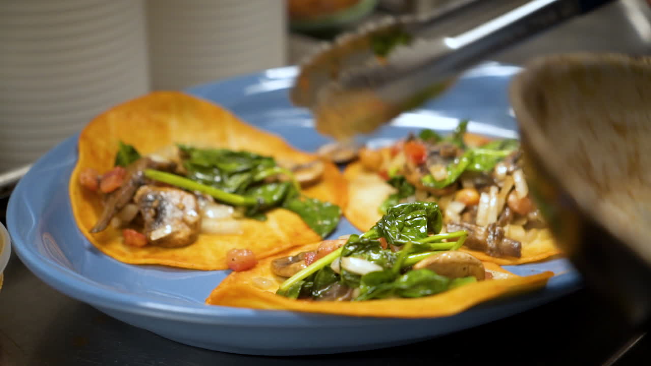 chef llena tacos de tortilla de maíz tostado con vegetales salteados, cerrar hd