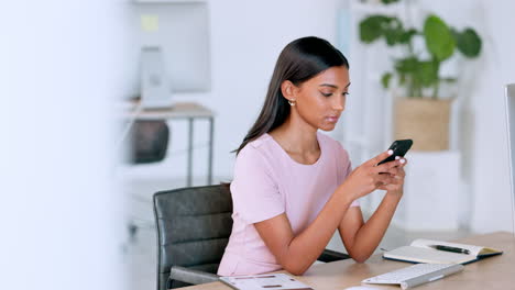 Alegre-Estilista-Femenina-Hablando-Con-Un-Cliente