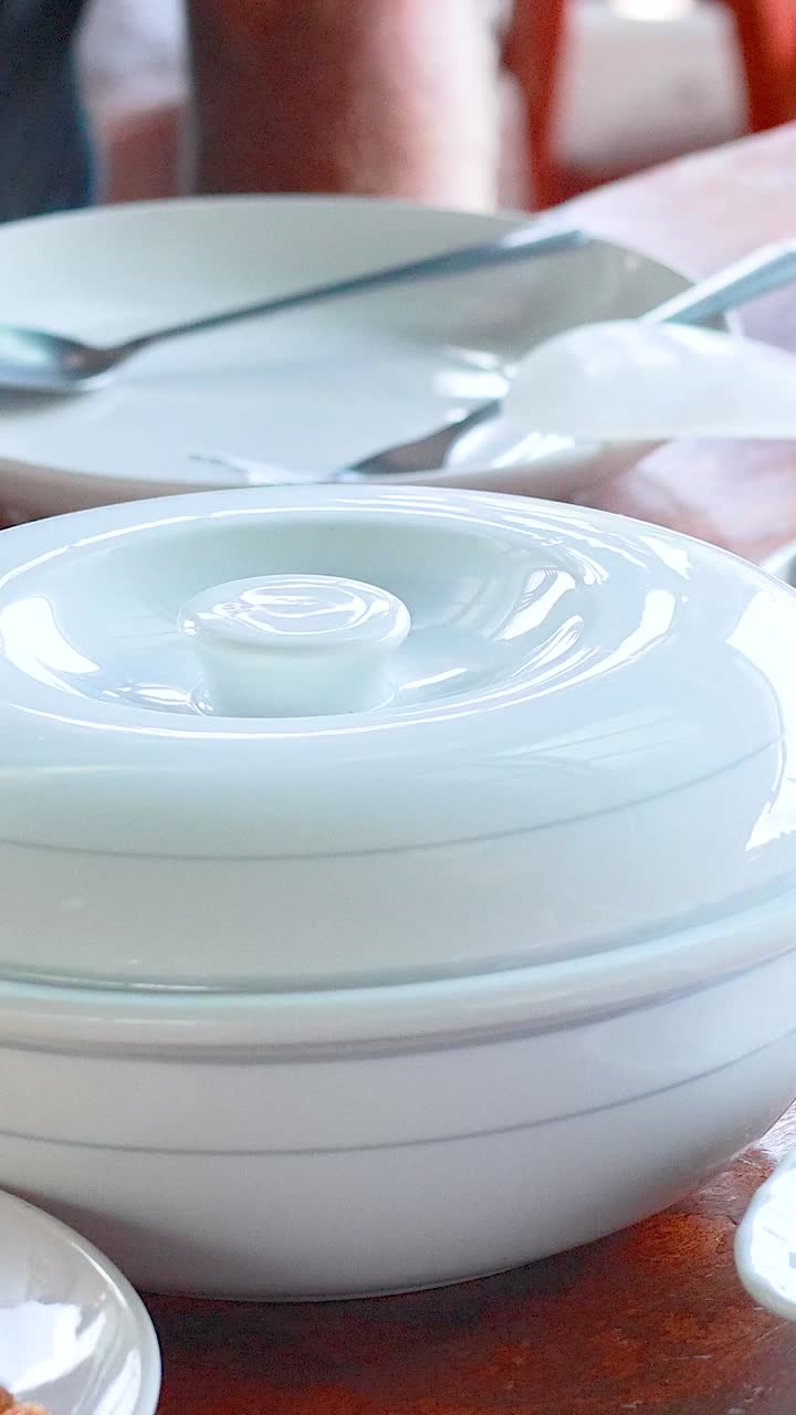 태국 푸켓의 한 테이블에서 활기찬 조명과 함께 준비되고 제공되는 태국 요리를 보여주는 시스