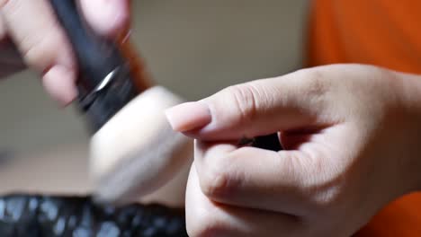 Mujer-Haciendo-Su-Propia-Manicura-Usando-Lima-De-Uñas-Y-Otros-Equipos