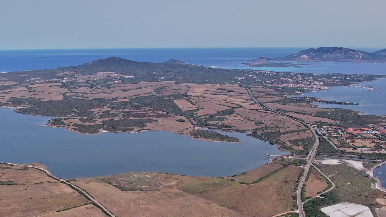 Vista della costa e del paesaggio della Sardegna con acqua e terra