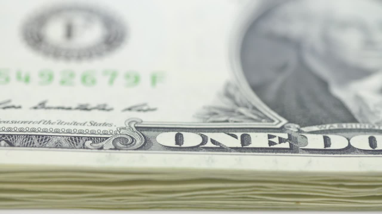 1달러 지폐 더미에서 매크로 추적