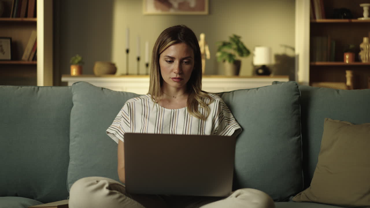 mujer trabajando en la computadora portátil en casa