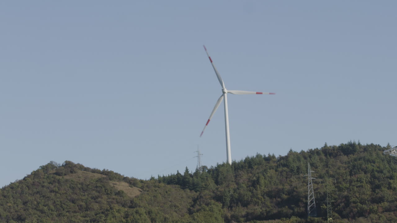 aerogeneradores, tecnología verde, en una central eléctrica en italia-12