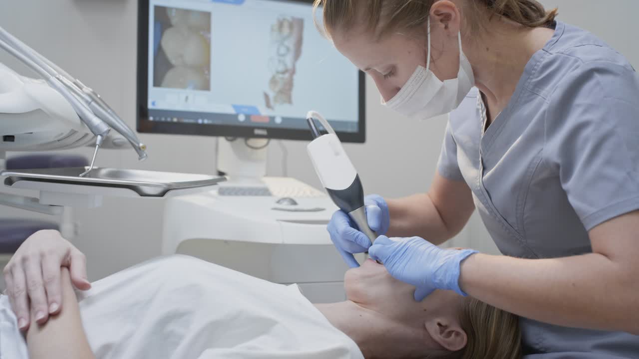 ortodontista que utiliza un escáner intraoral 3d para escanear los dientes del paciente. clínica dental moderna con equipos. concepto de odontología y atención médica