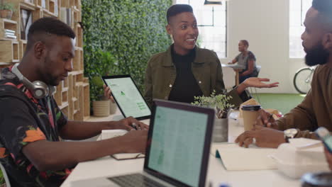 Gente-De-Negocios-Feliz-Reuniéndose-Con-Una-Mujer-Líder-Del-Equipo-De-Lluvia-De-Ideas-Compartiendo-Datos-Financieros-Usando-Tecnología-De-Tableta-Choca-Esos-Cinco-Colega-Presentando-Una-Estrategia-Exitosa-En-La-Sala-De-Juntas