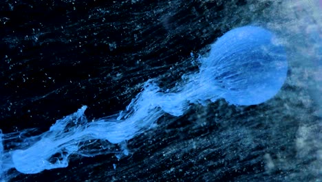 la pintura de tinta multicolor fluye lentamente de la pelota