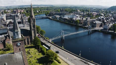 Toma-Aérea-De-Iglesias-Que-Bordean-El-Río-Ness-En-La-Región-De-Inverness-De-Escocia