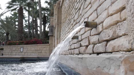 souk madinat jumeirah pipe fountain flowing, closeup