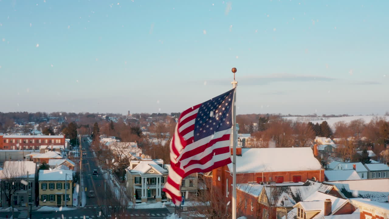Fiocchi di neve in inverno con veduta aerea di una bandiera americana.