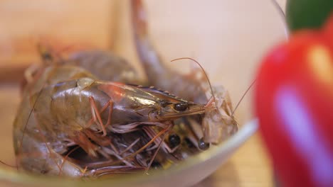 camarones frescos en un bol