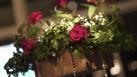 elegante vaso de rosa rojo pieza central para una cena romántica