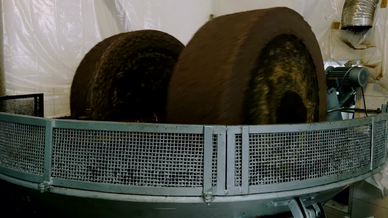 antiguas prensas, exprimiendo las aceitunas- molino de aceite de oliva, sur de italia