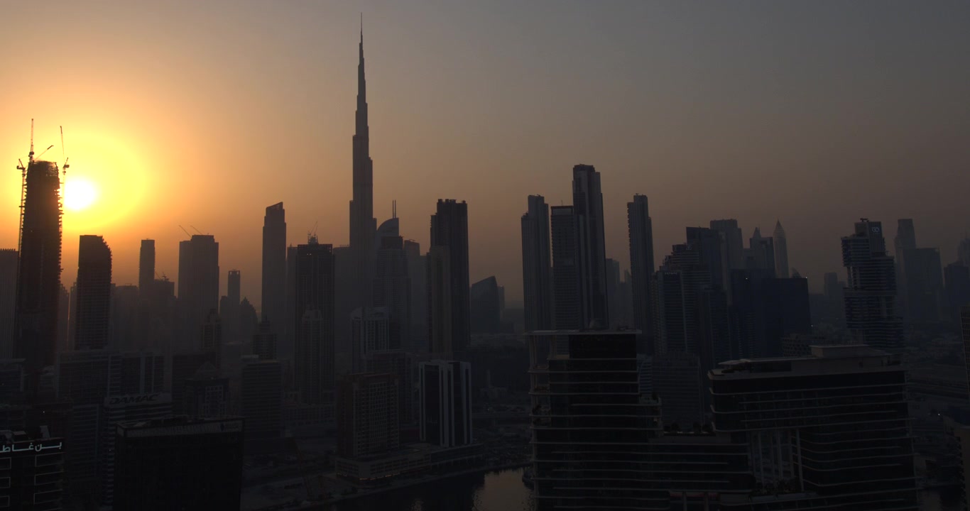 Tramonto sullo skyline di Dubai con il Burj Khalifa